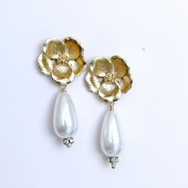 Sabina pearl earring