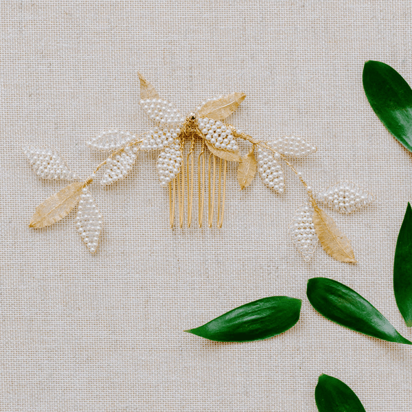 He loves me He loves me not hairpiece